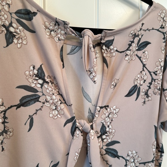 Cute 3 tie back blouse - Picture 3 of 3